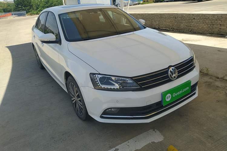 Used Volkswagen Sagitar 2017 230TSI Automatic Luxury Edition Front Right 45 Deg