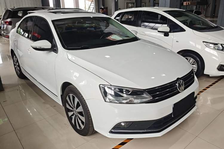 Used Volkswagen Sagitar 2017 230TSI Automatic Comfort Version Front Right 45 Deg