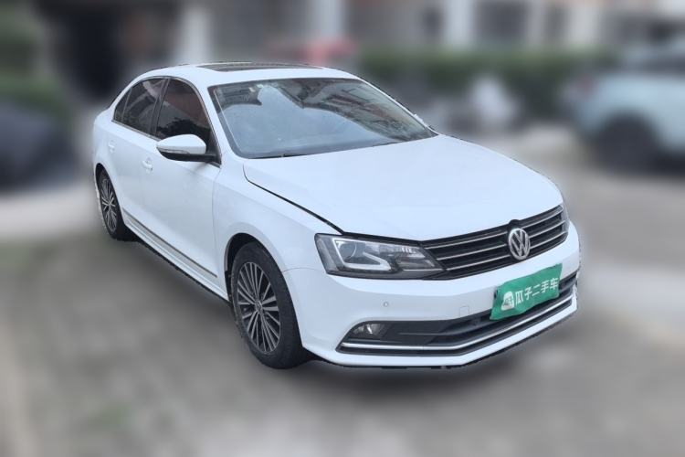 Used Volkswagen Sagitar 2017 230TSI Automatic Luxury Edition Front Right 45 Deg