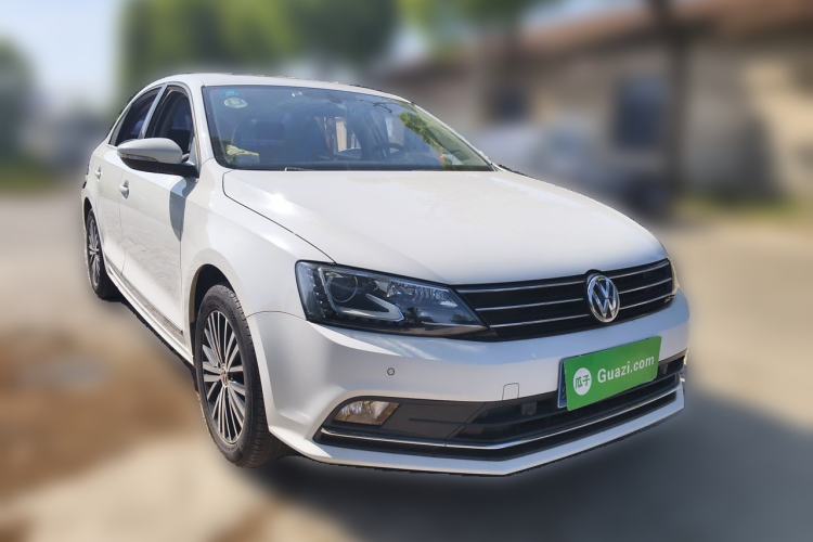 Used Volkswagen Sagitar 2017 230TSI Manual Luxury Model Front Right 45 Deg