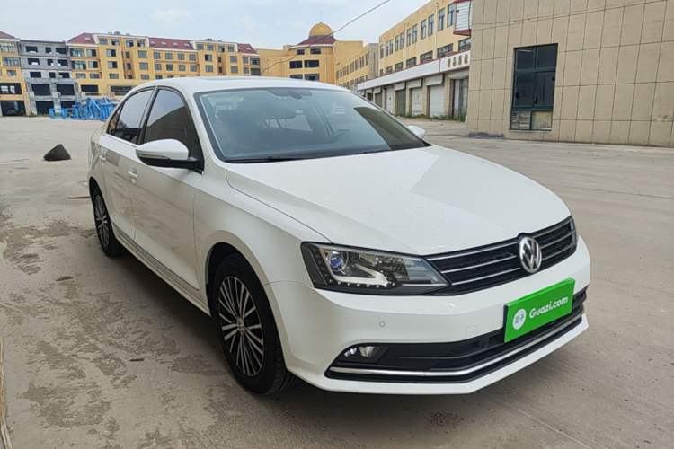 Used Volkswagen Sagitar 2017 230TSI Automatic Luxury Edition Front Right 45 Deg