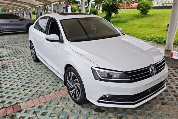Used Volkswagen Sagitar 2017 180TSI Automatic Luxury Edition Front Right 45 Deg