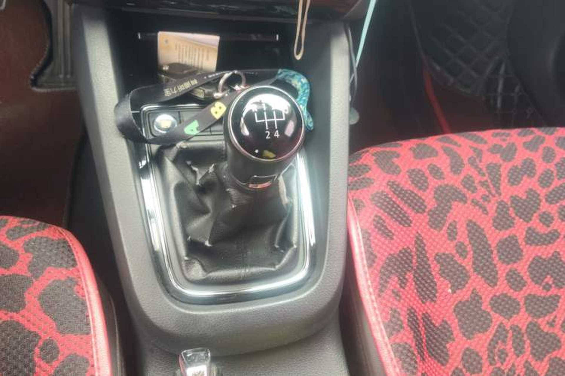 Used Volkswagen Sagitar 2017 1.6L Manual Comfort Model Gear Lever