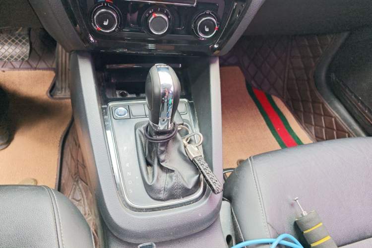 Used Volkswagen Sagitar 2017 180TSI Automatic Luxury Edition Gear Lever
