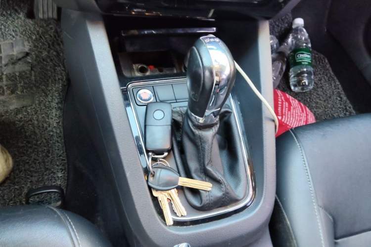 Used Volkswagen Sagitar 2017 230TSI Automatic Comfort Version Gear Lever