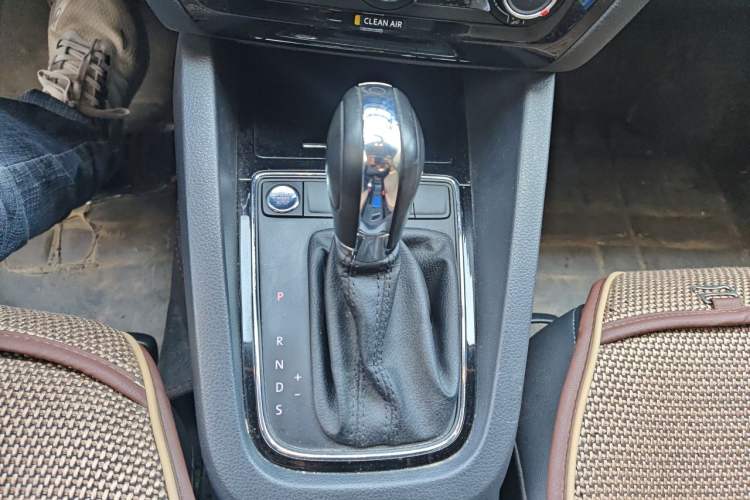 Used Volkswagen Sagitar 2017 1.6L Automatic Comfort Model Gear Lever