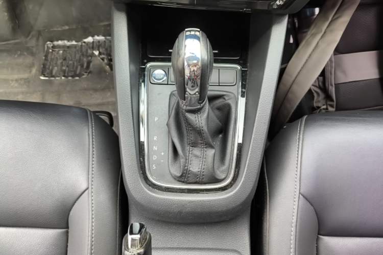 Used Volkswagen Sagitar 2017 230TSI Automatic Comfort Version Gear Lever