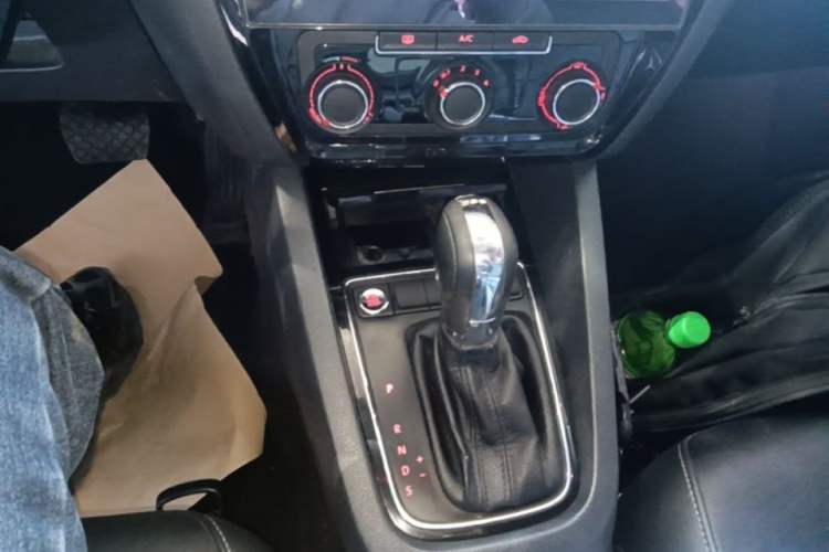 Used Volkswagen Sagitar 2017 230TSI Automatic Comfort Version Gear Lever