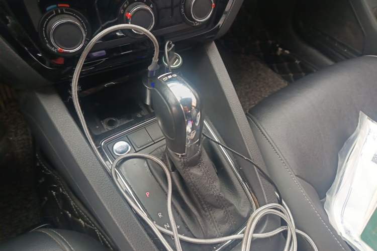 Used Volkswagen Sagitar 2017 230TSI Automatic Comfort Version Gear Lever
