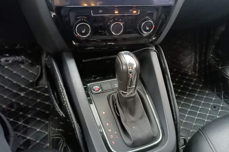 Used Volkswagen Sagitar 2017 180TSI Automatic Luxury Edition Gear Lever
