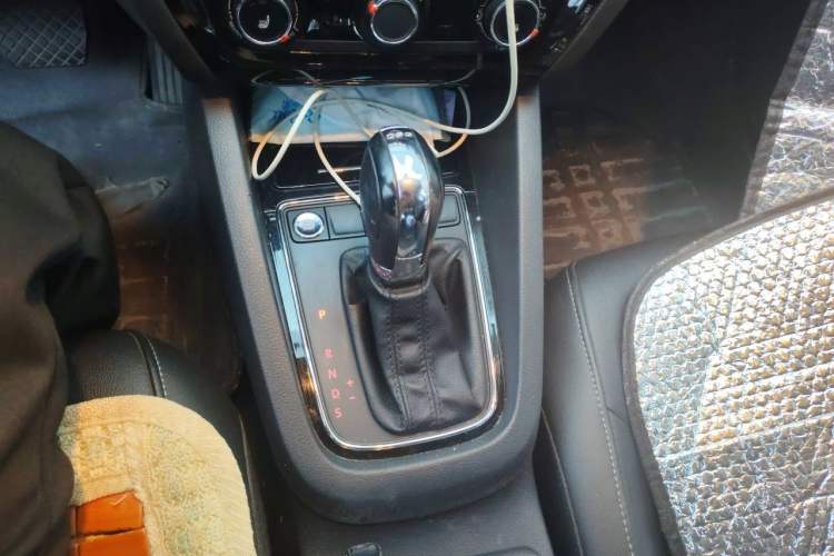 Used Volkswagen Sagitar 2017 180TSI Automatic Luxury Edition Gear Lever