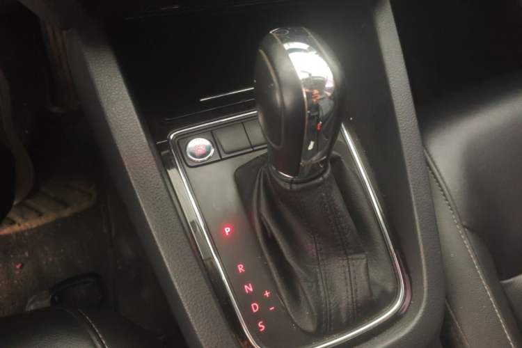 Used Volkswagen Sagitar 2017 1.6L Automatic Comfort Model Gear Lever