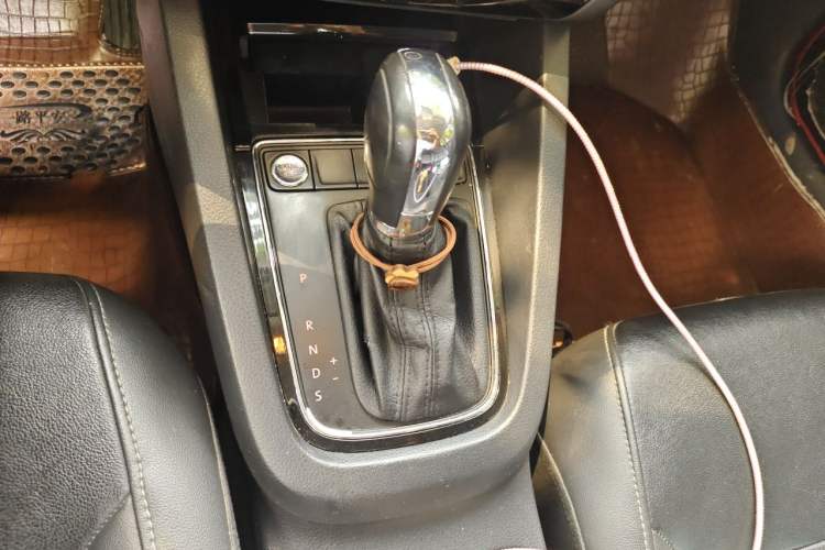 Used Volkswagen Sagitar 2017 1.6L Automatic Comfort Model Gear Lever
