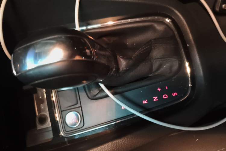 Used Volkswagen Sagitar 2017 1.6L Automatic Comfort Model Gear Lever