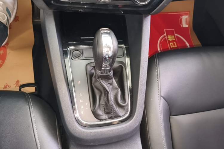 Used Volkswagen Sagitar 2017 180TSI Automatic Leading Model Gear Lever