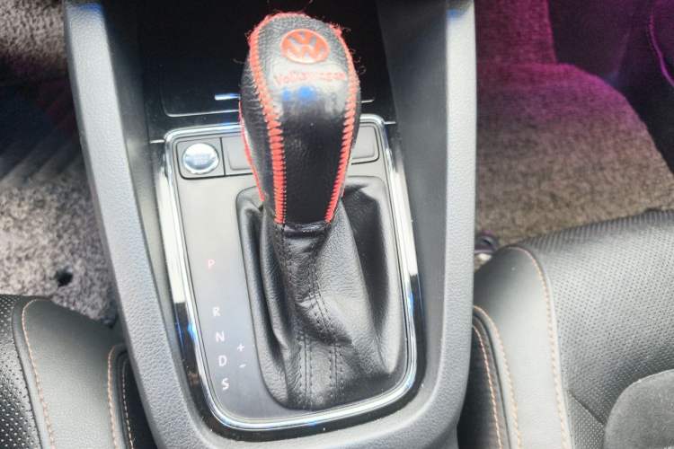 Used Volkswagen Sagitar 2017 230TSI Automatic Luxury Edition Gear Lever