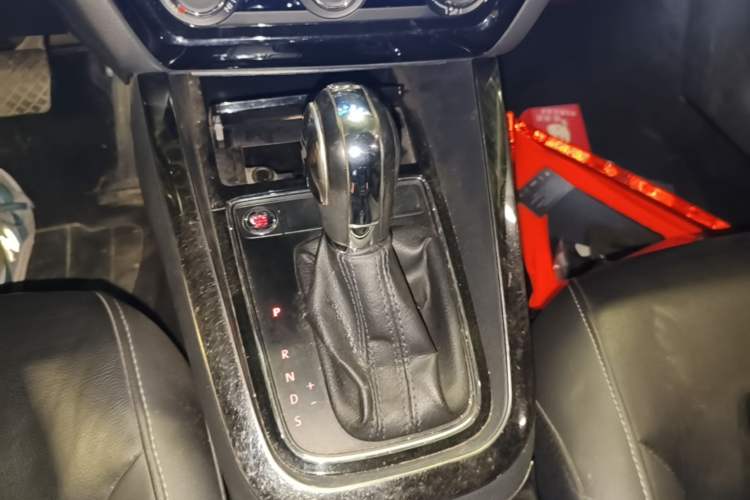 Used Volkswagen Sagitar 2017 230TSI Automatic Comfort Version Gear Lever