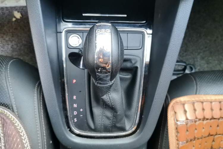 Used Volkswagen Sagitar 2017 230TSI Automatic Luxury Edition Gear Lever