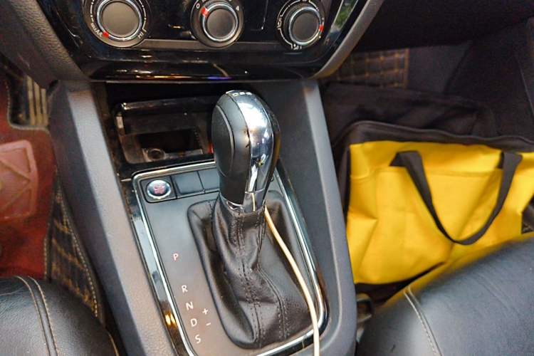 Used Volkswagen Sagitar 2017 230TSI Automatic Comfort Version Gear Lever
