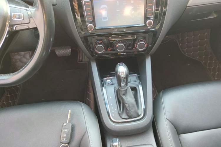 Used Volkswagen Sagitar 2017 1.6L Automatic Comfort Model Gear Lever