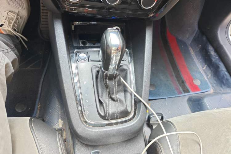 Used Volkswagen Sagitar 2017 280TSI Automatic R-Line Gear Lever