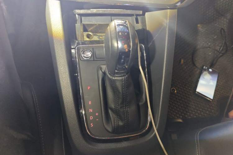 Used Volkswagen Sagitar 2017 1.6L Automatic Comfort Model Gear Lever