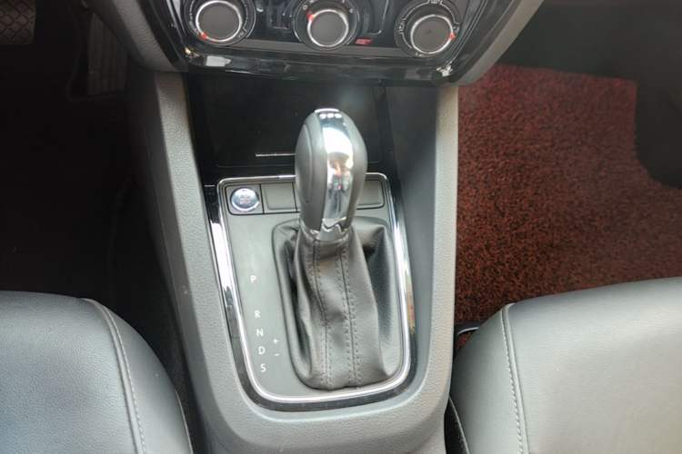 Used Volkswagen Sagitar 2017 230TSI Automatic Comfort Version Gear Lever