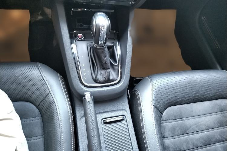 Used Volkswagen Sagitar 2017 230TSI Automatic Luxury Edition Gear Lever