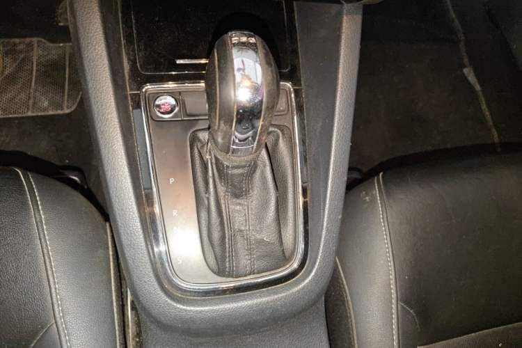 Used Volkswagen Sagitar 2017 230TSI Automatic Comfort Version Gear Lever