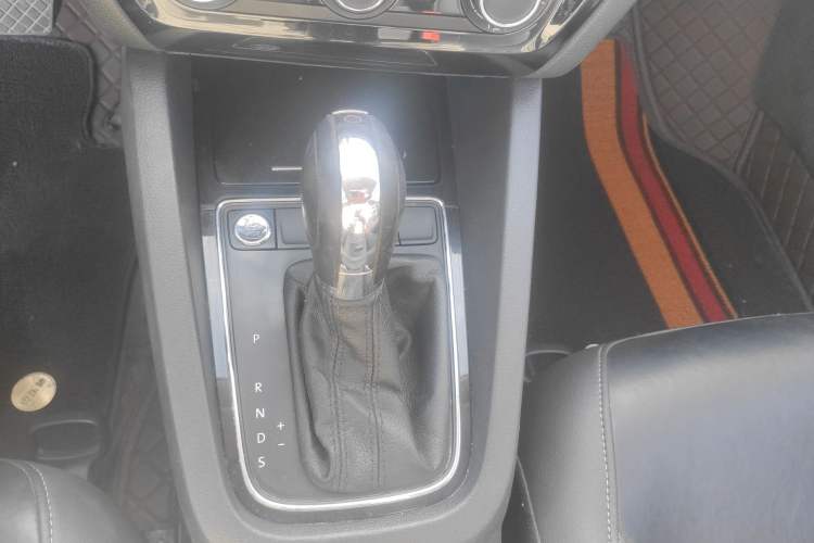 Used Volkswagen Sagitar 2017 1.6L Automatic Comfort Model Gear Lever