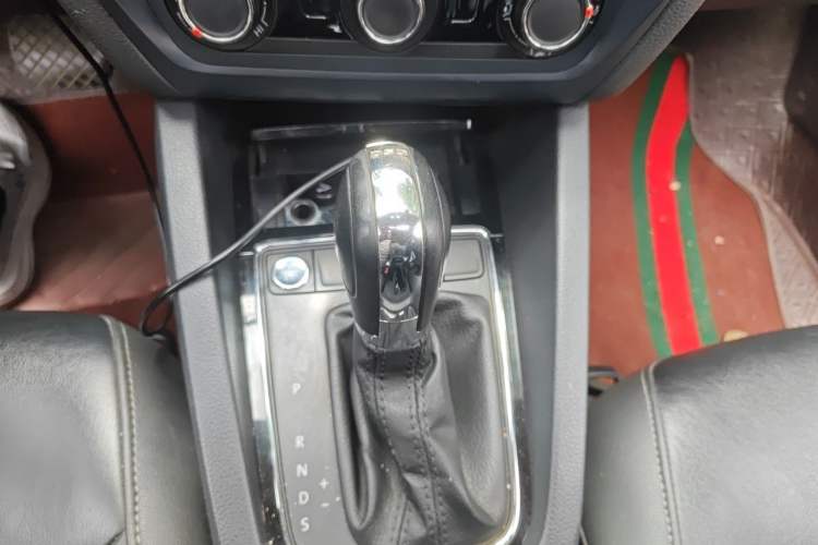 Used Volkswagen Sagitar 2017 230TSI Automatic Comfort Version Gear Lever
