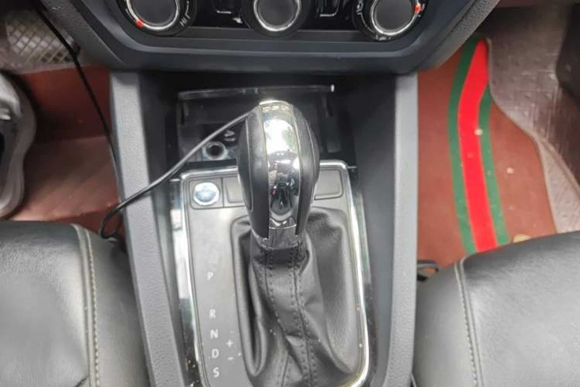 Used Volkswagen Sagitar 2017 230TSI Automatic Comfort Version Gear Lever