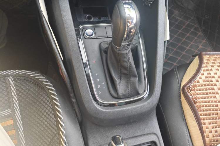 Used Volkswagen Sagitar 2017 230TSI Automatic Comfort Version Gear Lever