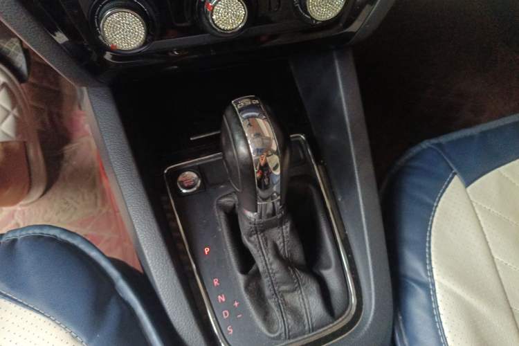 Used Volkswagen Sagitar 2017 230TSI Automatic Comfort Version Gear Lever