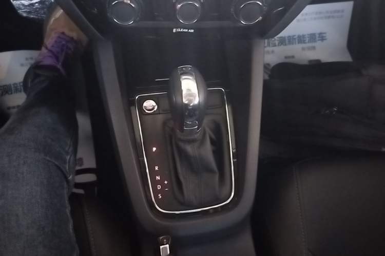 Used Volkswagen Sagitar 2017 1.6L Automatic Comfort Model Gear Lever