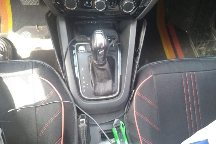 Used Volkswagen Sagitar 2017 230TSI Automatic Comfort Version Gear Lever