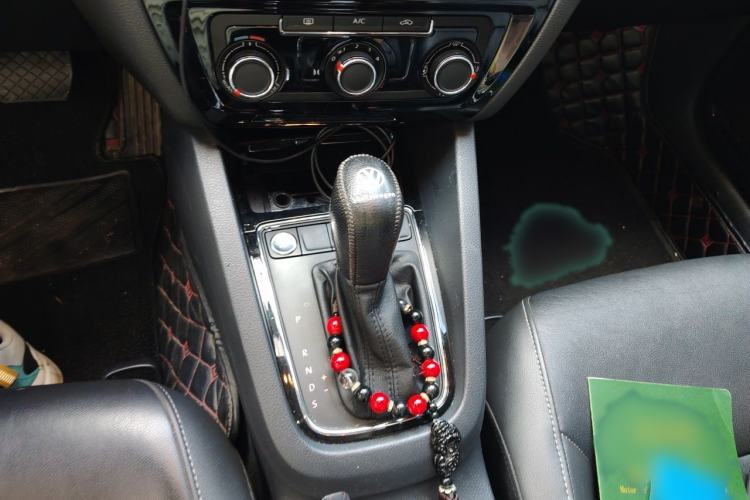 Used Volkswagen Sagitar 2017 230TSI Automatic Comfort Version Gear Lever