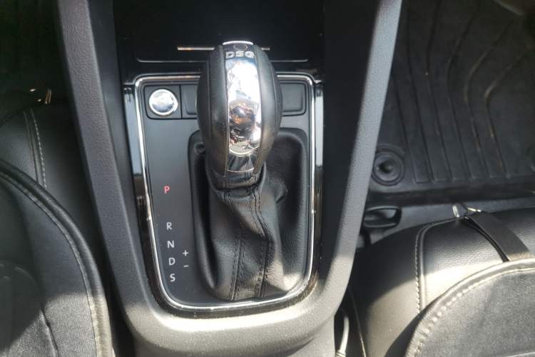 Used Volkswagen Sagitar 2017 230TSI Automatic Comfort Version Gear Lever