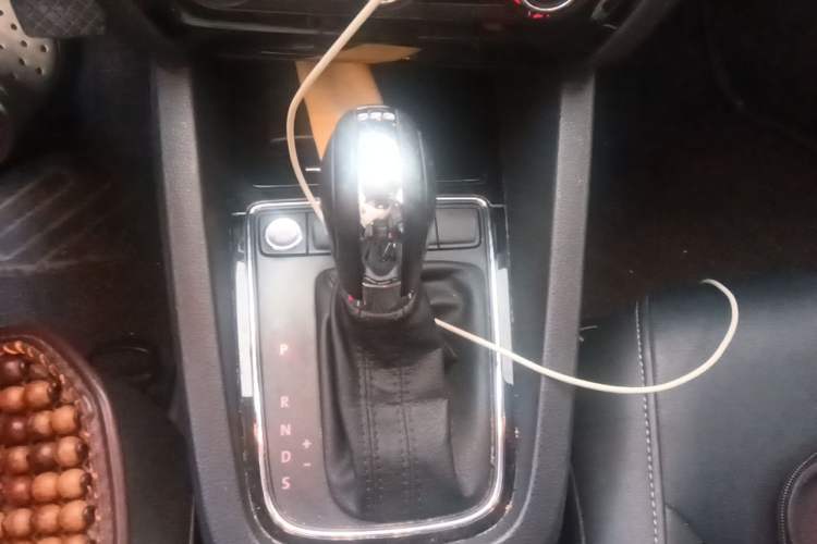 Used Volkswagen Sagitar 2017 230TSI Automatic Comfort Version Gear Lever