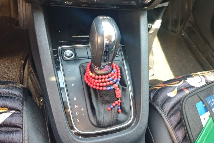 Used Volkswagen Sagitar 2017 230TSI Automatic Comfort Version Gear Lever