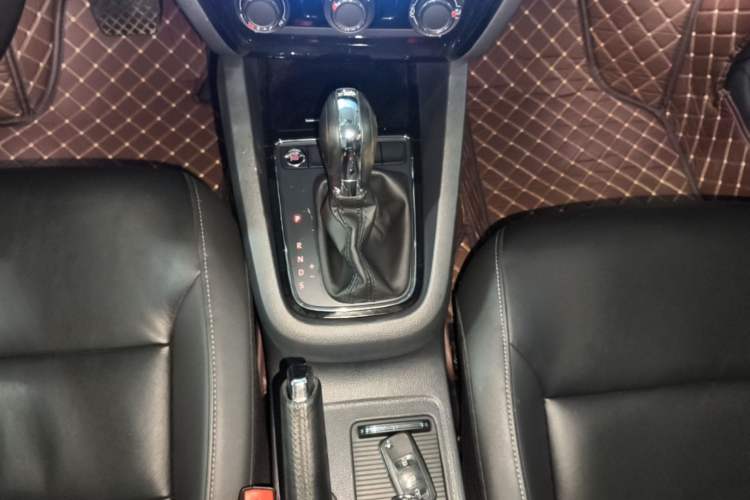 Used Volkswagen Sagitar 2017 230TSI Automatic Comfort Version Gear Lever