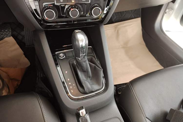 Used Volkswagen Sagitar 2017 230TSI Automatic Comfort Version Gear Lever