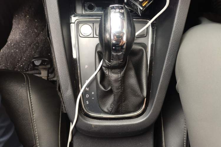Used Volkswagen Sagitar 2017 230TSI Automatic Comfort Version Gear Lever