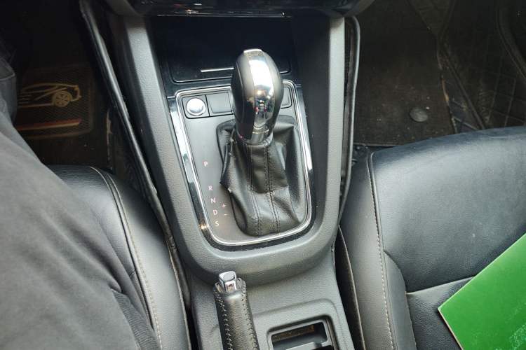 Used Volkswagen Sagitar 2017 1.6L Automatic Comfort Model Gear Lever