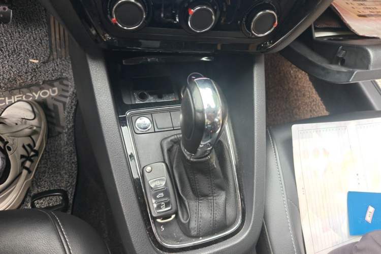 Used Volkswagen Sagitar 2017 1.6L Automatic Comfort Model Gear Lever