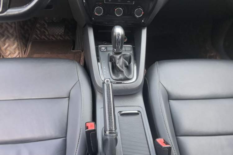 Used Volkswagen Sagitar 2017 1.6L Automatic Comfort Model Gear Lever