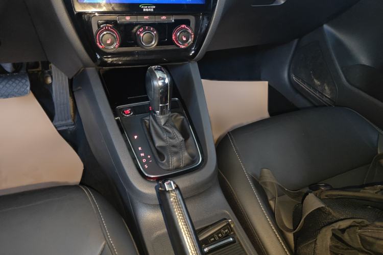 Used Volkswagen Sagitar 2017 180TSI Automatic Luxury Edition Gear Lever