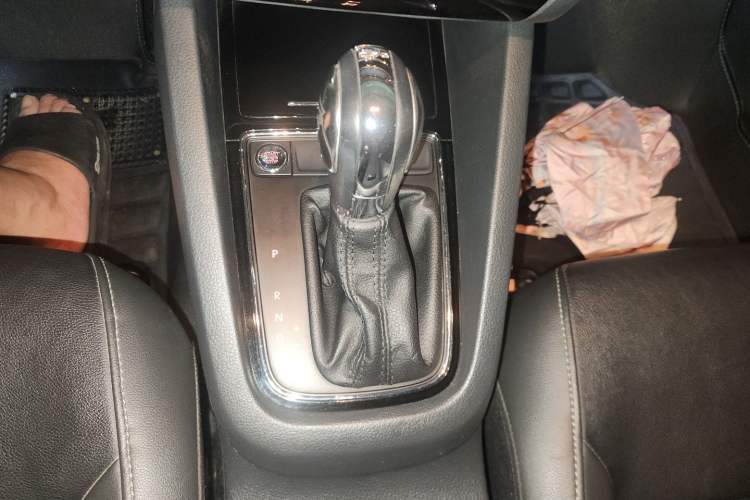 Used Volkswagen Sagitar 2017 230TSI Automatic Comfort Version Gear Lever
