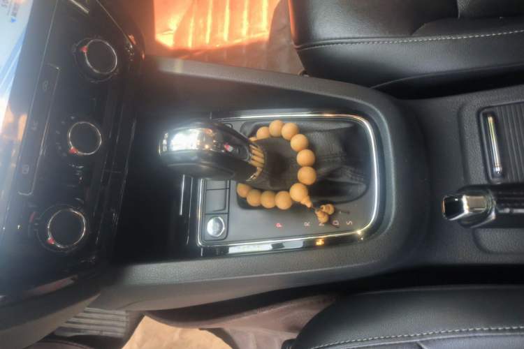 Used Volkswagen Sagitar 2017 230TSI Automatic Comfort Version Gear Lever