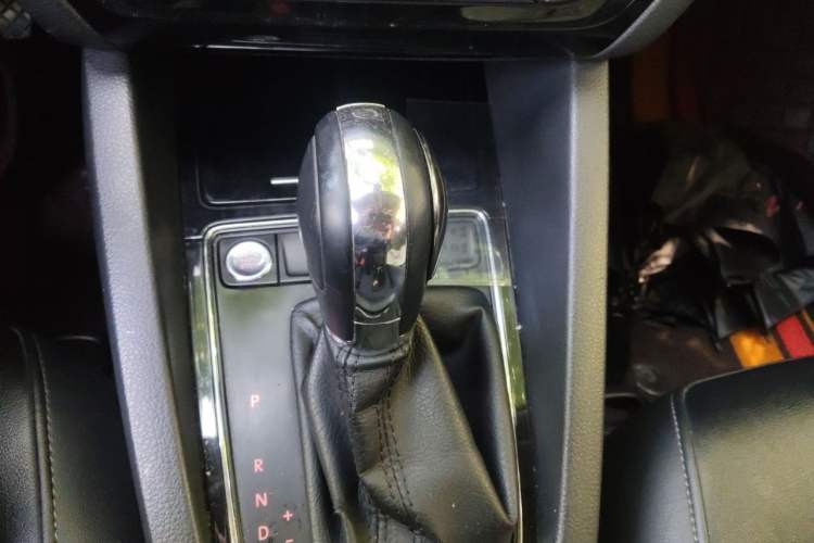 Used Volkswagen Sagitar 2017 1.6L Automatic Comfort Model Gear Lever